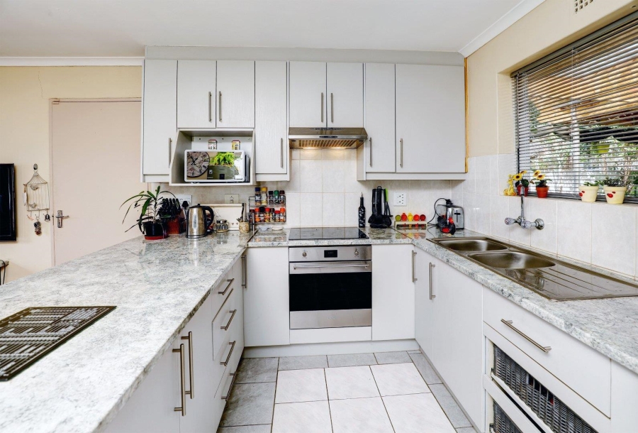 To Let 3 Bedroom Property for Rent in Loevenstein Western Cape